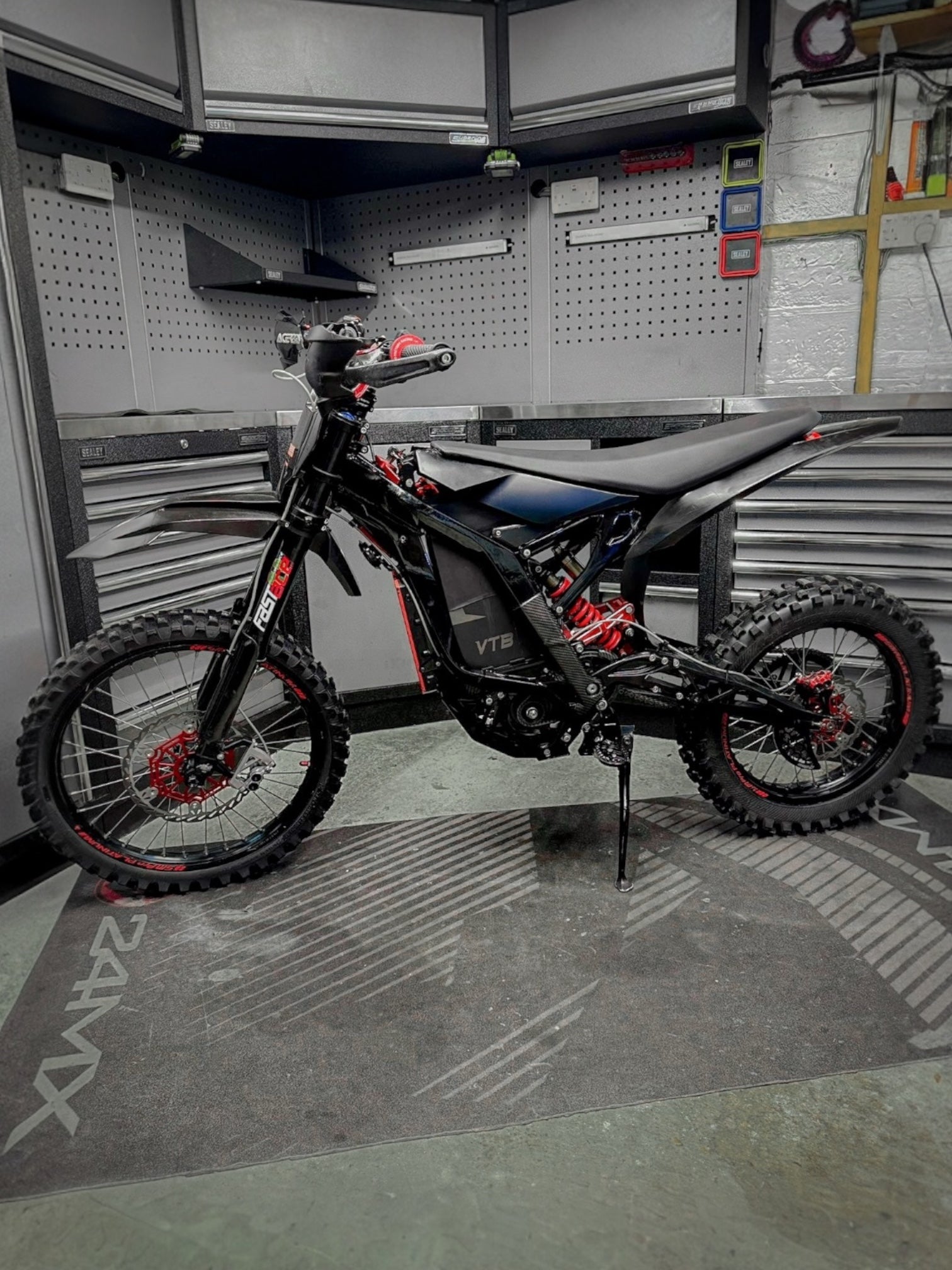 ryans custom light bee